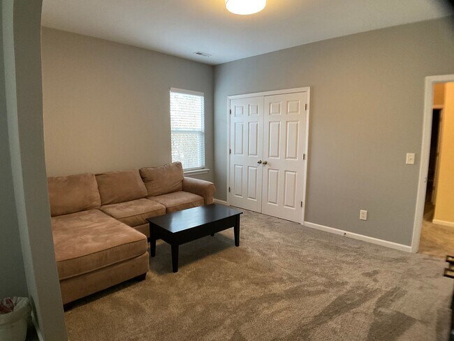 Building Photo - Meticulously maintained 3 bed, fenced yard...