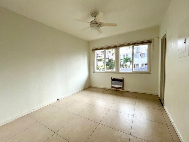 Building Photo - Waikiki: Upper Floor 1 Bed, 1 Bath Apartment