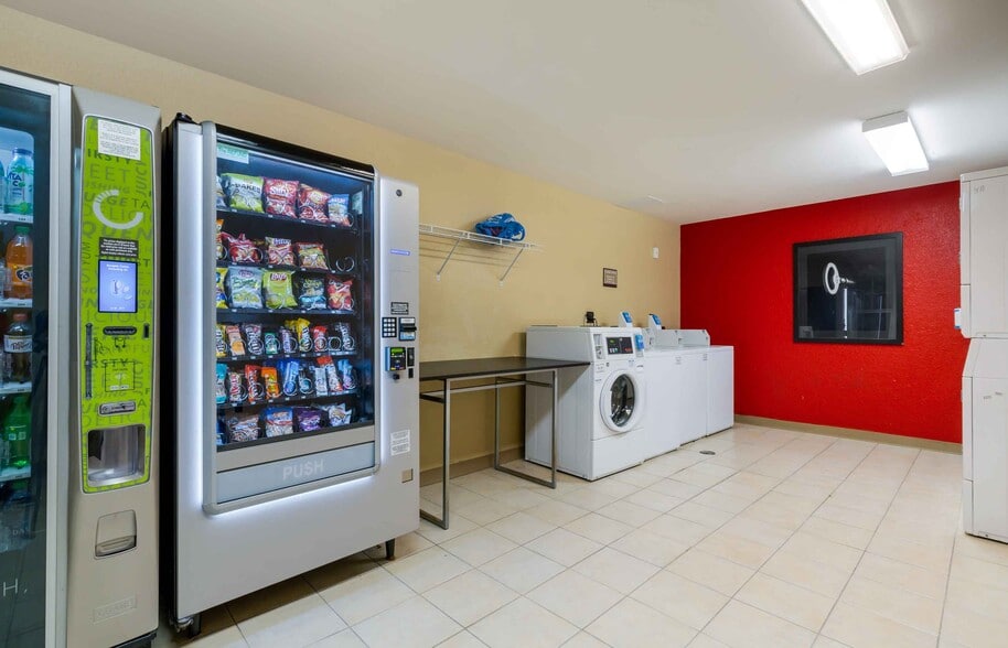 Building Photo - Furnished Studio-Fort Lauderdale-Cypress C...