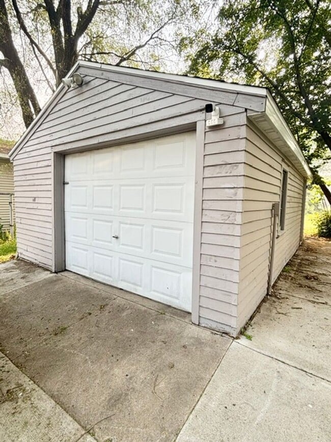Building Photo - Available Now 2 Bedroom 1 Bath Single Family Home in Waite Park