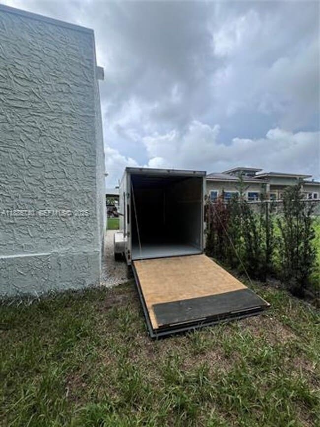 Building Photo - 130 SW 1st Ave