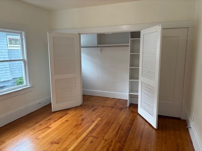 Building Photo - Beautiful Centrally Located Rockridge Craftsman!