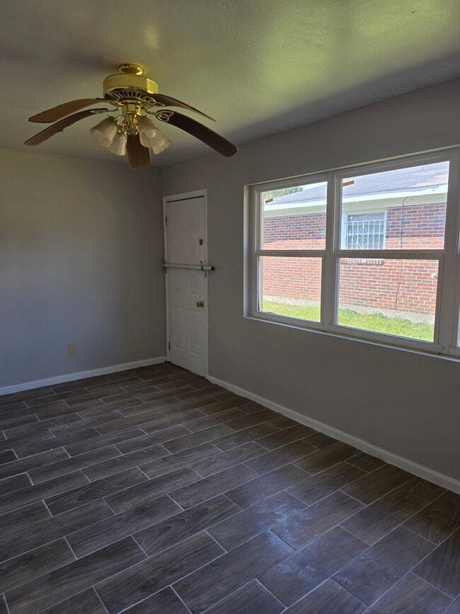 Building Photo - 3/4 BR  Brick ranch