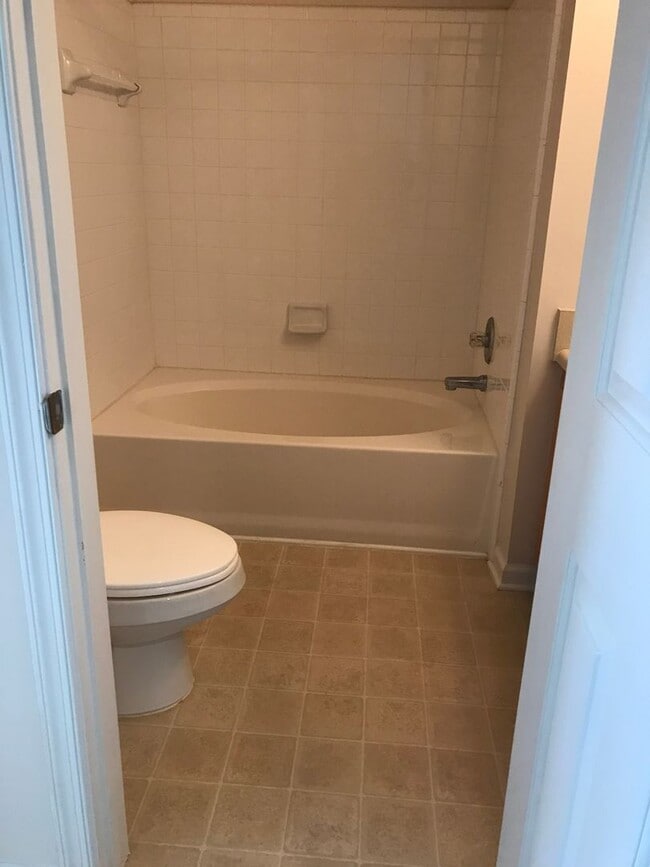 Building Photo - 260 Riverbend Drive 2 Bedroom 2 Bath Condo...