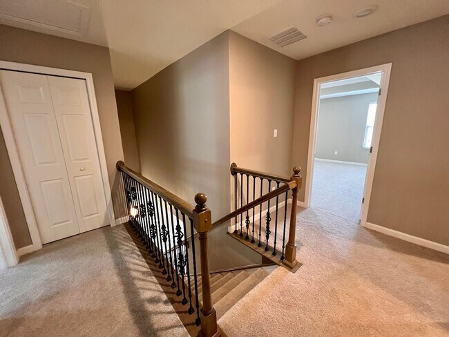 Building Photo - 2105 Canterbury Dr