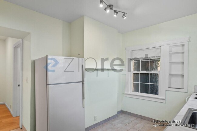 Building Photo - 748 S 11th St