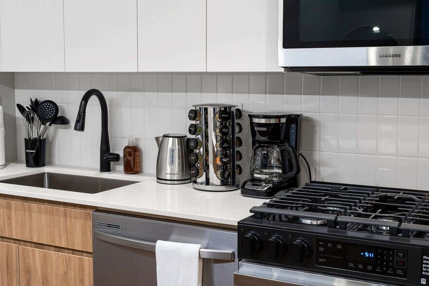 Building Photo - 6044 N Winthrop Ave