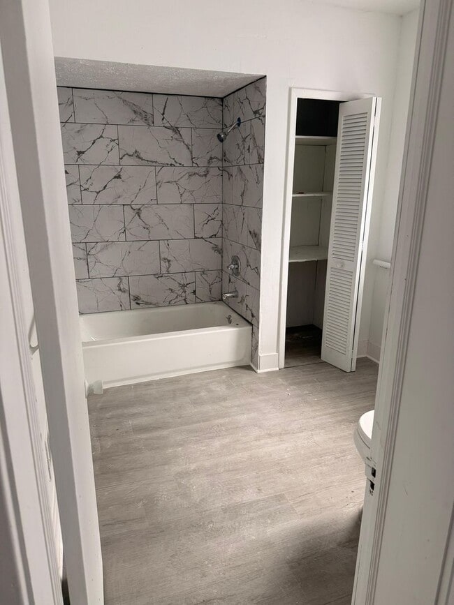 Building Photo - 10814 Hull Ave