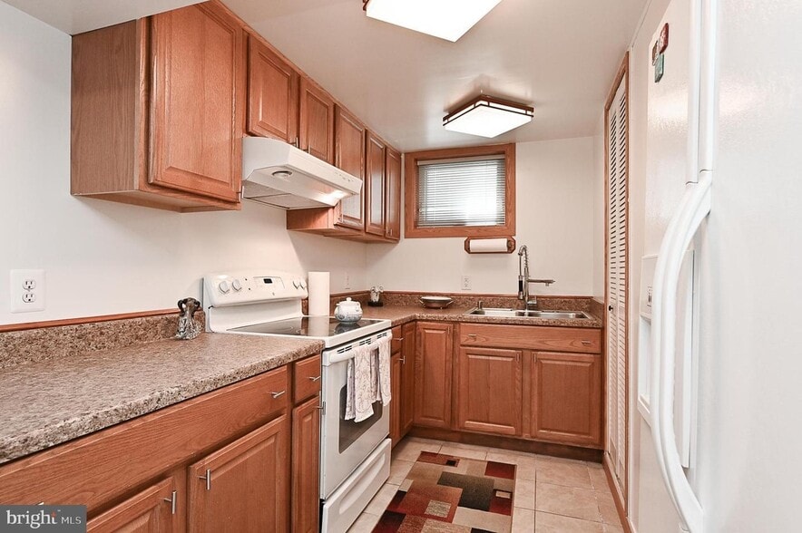 Full functioning kitchen - 5700 Chapin Ave