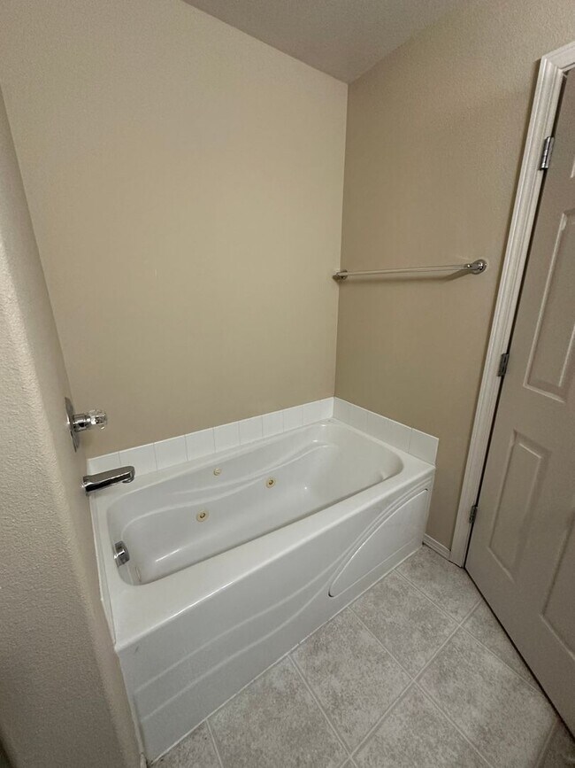 Building Photo - 2 Bedroom, 2.5 bath townhome in West Pasco with Bonus Office space