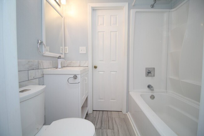 Building Photo - Spacious 3-Bedroom, 1.5-Bath Townhome in Gulf Breeze Near Top-Rated Schools, Beaches, and Gulf Br...