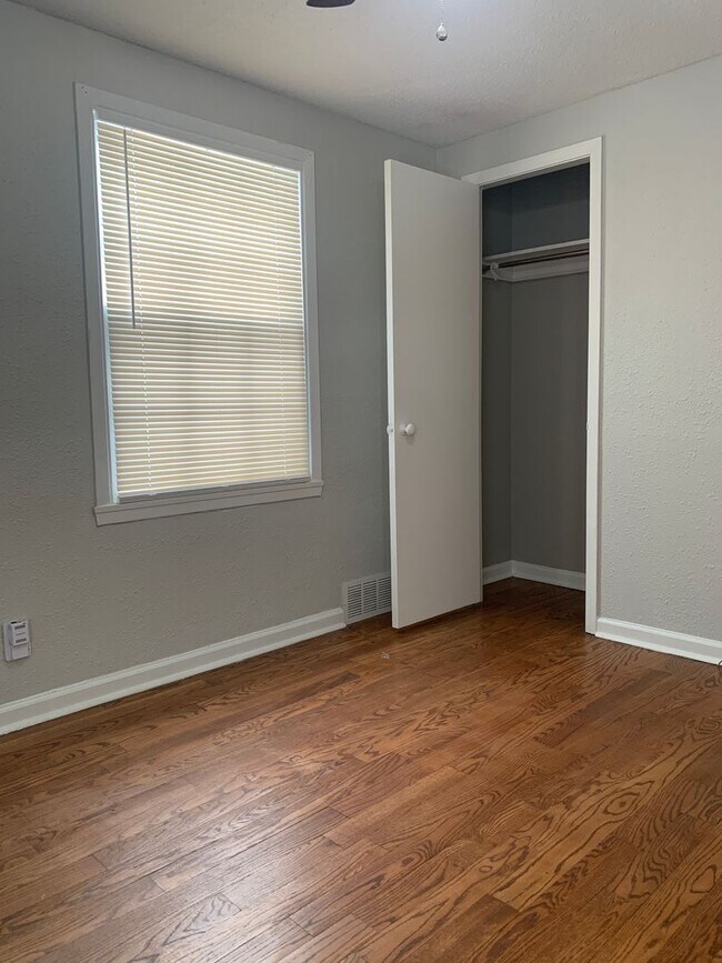Building Photo - Your Next Home Awaits: 4BR/2BA in Desirable Prairie Village Location!