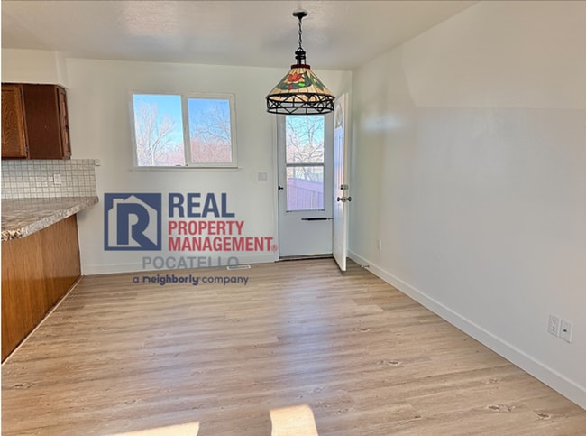 Building Photo - 4 bed 3 bath house - 2 car garage - RV parking