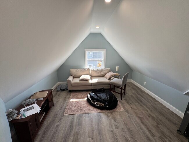 Building Photo - 211 Holland St