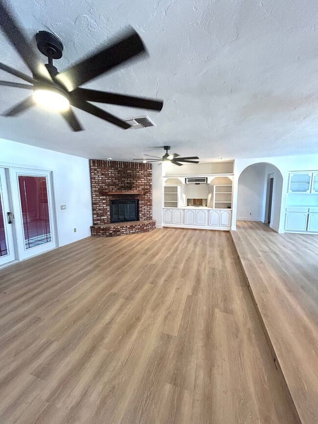 Building Photo - Serene 3 Bedroom 1.5 Bath with Pool and Solar