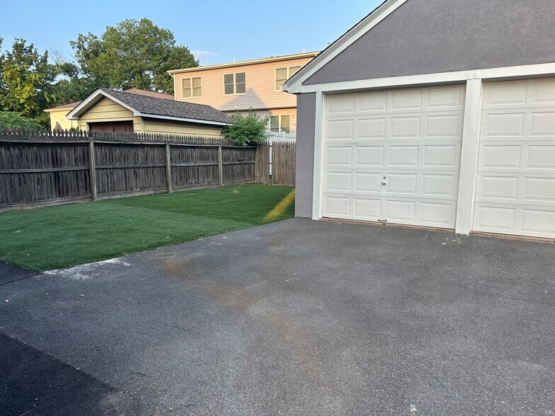 Garage parking/yard - 319 Monroe St