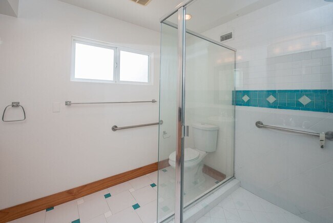 Building Photo - 3 Bedroom Single Family Home in the Brea-O...