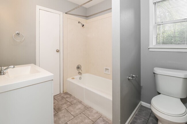 Building Photo - 1318 E Woodruff Ave