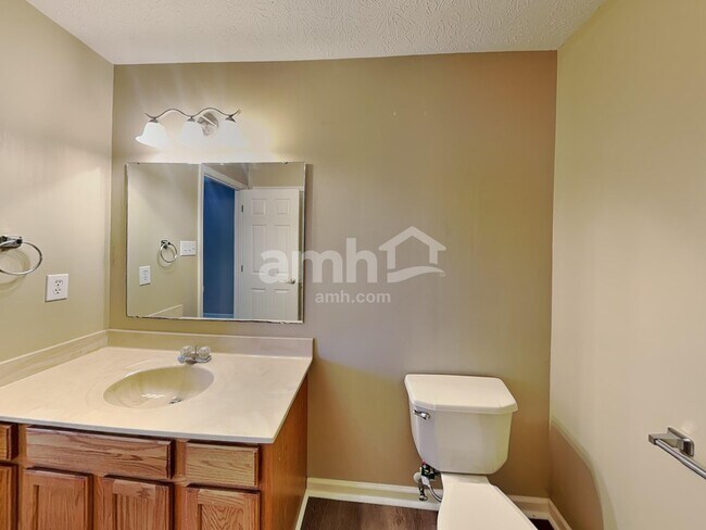 Building Photo - 1740 Brookview Dr