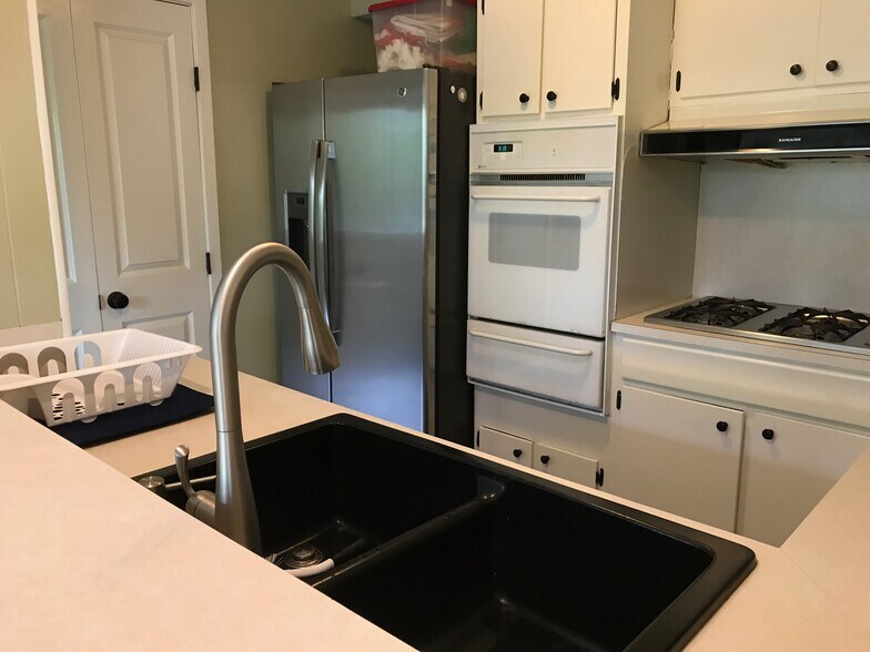 Stove and Fridge - 3006 Cedarlawn Cir