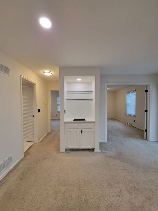 Building Photo - Updated 2 bed 2 bath condo with 1 car gara...