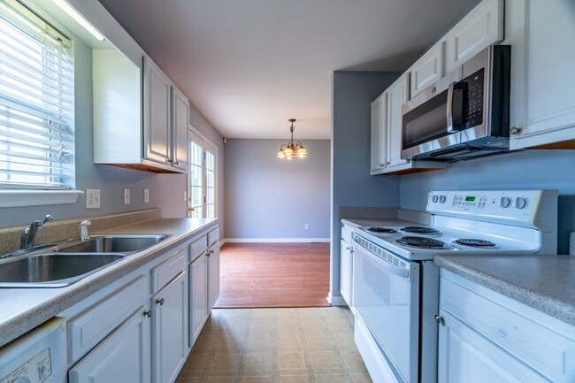 Building Photo - Beautiful one-level 3-Bedroom 2-Bath Ranch...