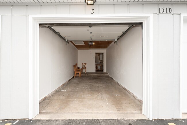 Building Photo - 1310 Kingsbury Dr