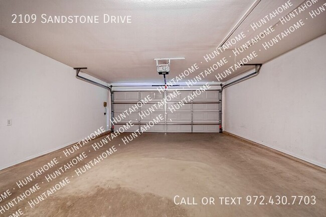 Building Photo - 2109 Sandstone Dr