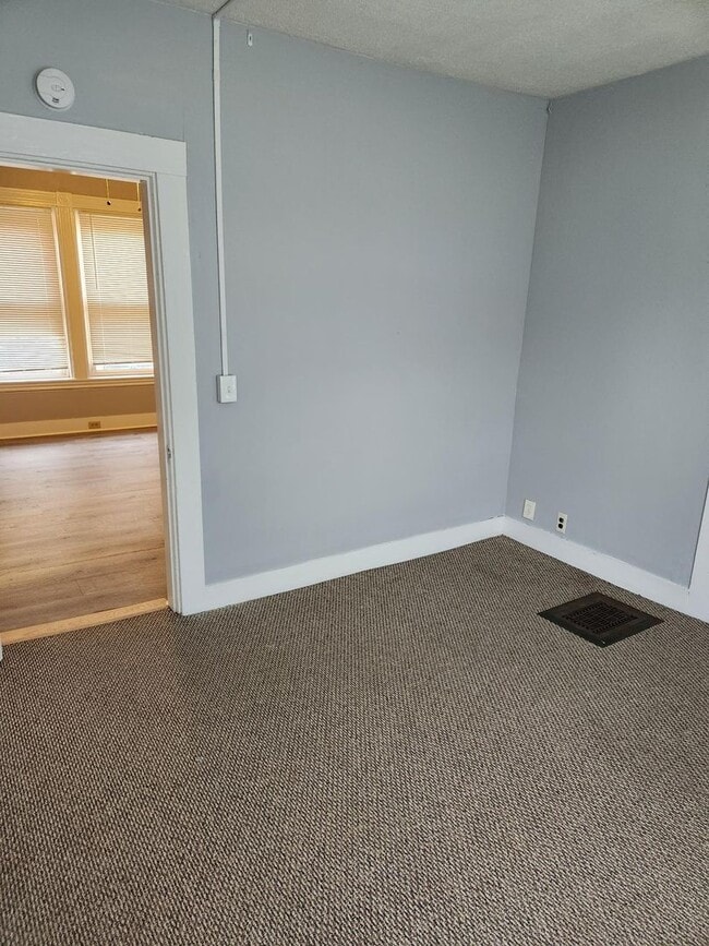 Building Photo - - Walking distance to Downtown Ellsworth -...
