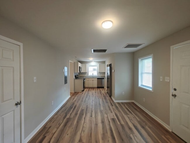 Building Photo - 2 bedroom home