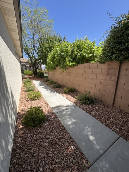 Building Photo - 1097 N Berkshire Dr