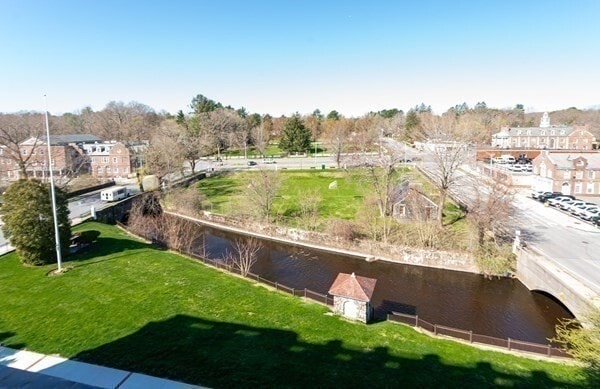 Building Photo - 16 Balmoral St