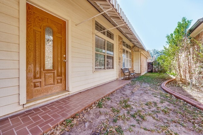 Building Photo - Absolutely Stunning!