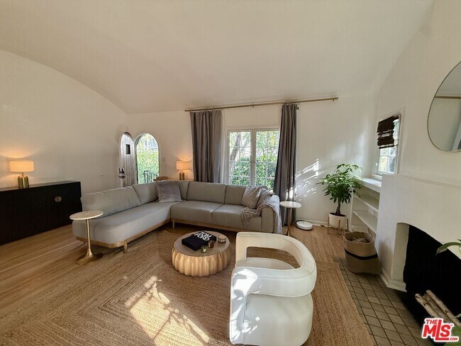 Building Photo - 951 N Martel Ave