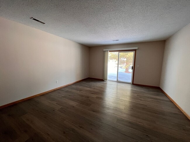 Building Photo - Quiet 2 Bedroom Town Home