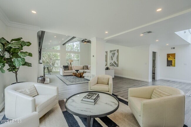 Building Photo - 7322 E Sierra Vista Dr