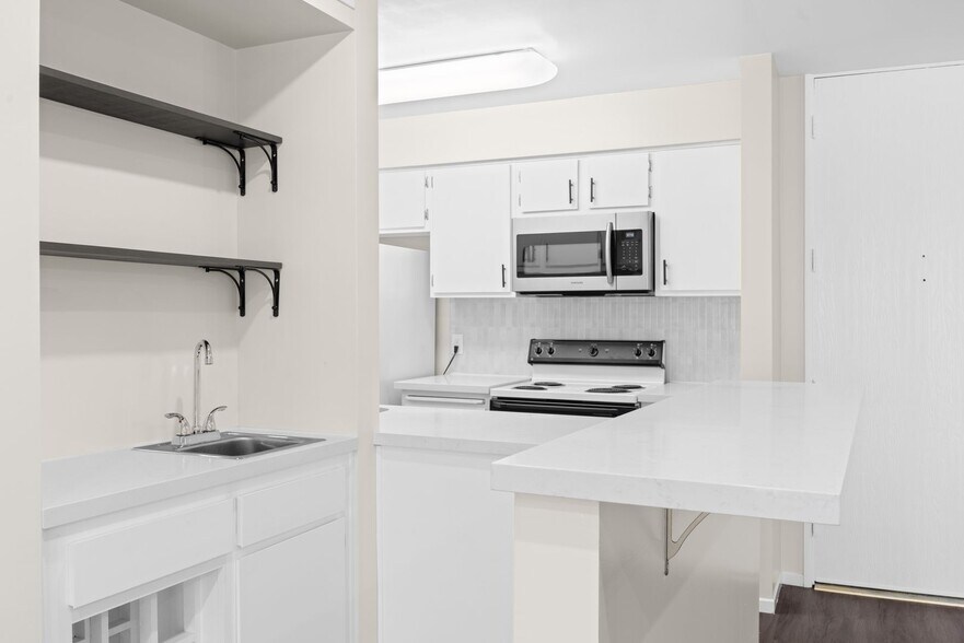 Building Photo - Resort-Style 2-Bed, 2-Bath Condo with Lake...