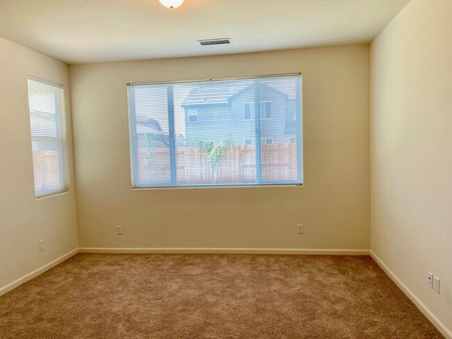 Building Photo - $2,295 Bullard & Leonard, Charming 3 Bedroom - La Canada Ave, Clovis