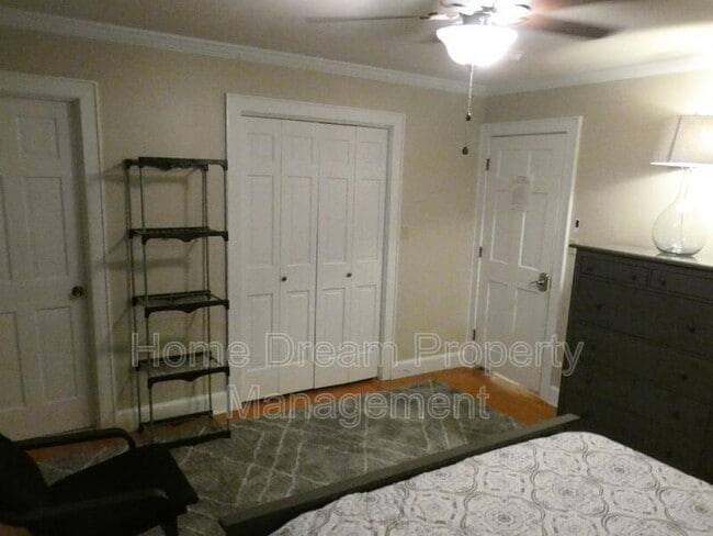 Building Photo - 842 Spring Valley Dr