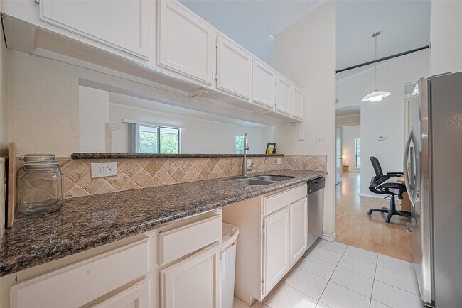 Building Photo - 2425 Augusta Dr