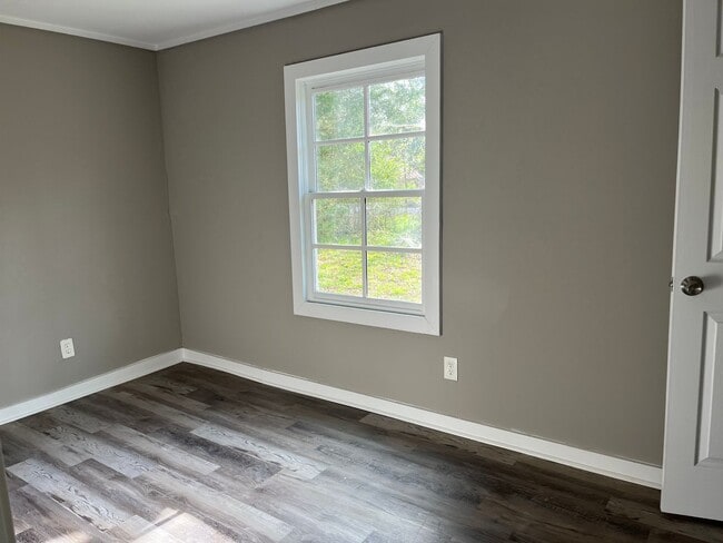 Building Photo - 3 Bed 1 Bath Home