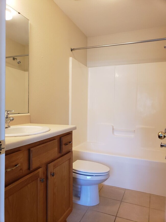 Building Photo - Large 3 bedroom town home with pool and gym for rent June 8, 2026 for $1650 per month