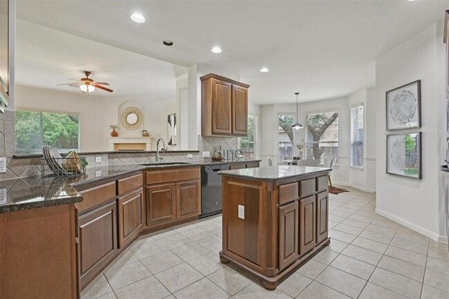 Building Photo - Red Oaks Subdivision / 5 bedrooms, 4 bathr...