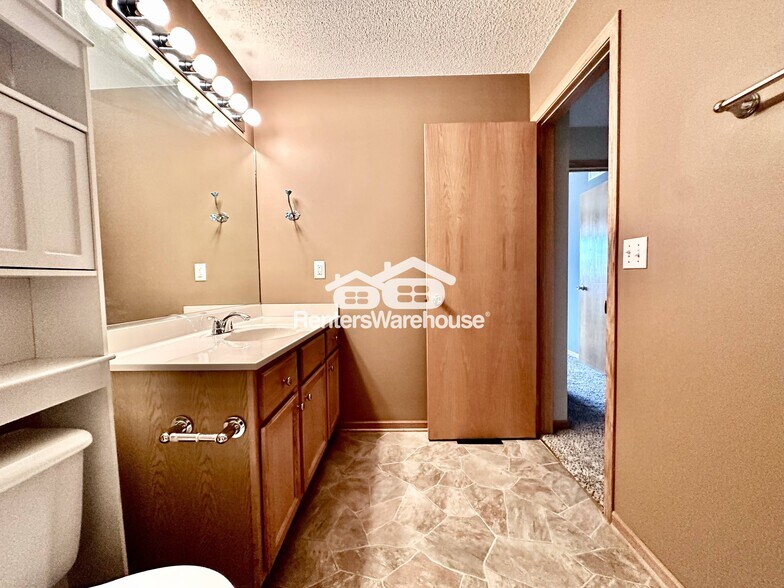 Building Photo - 1321 SE Delaware Ave