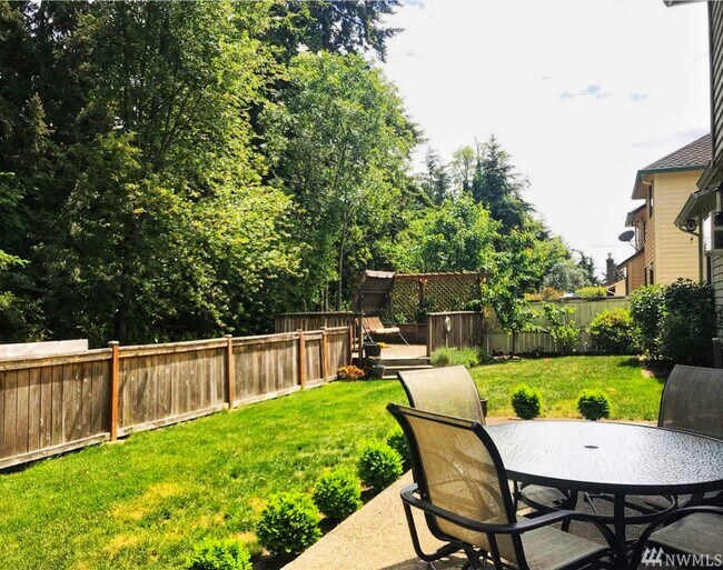 Building Photo - Open, bright and roomy with private backyard
