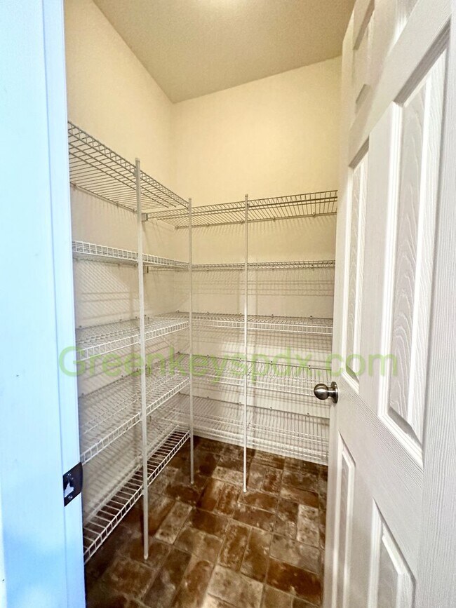 Building Photo - Beautiful 3 Bedroom 2.5 Bath House with fu...