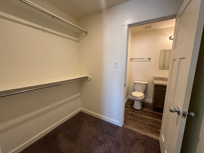 Building Photo - For Lease | 3 Bed, 2.5 Bath |1,688 Sq Ft |...