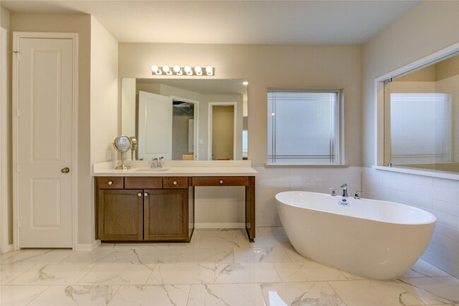 Building Photo - 2727 Camellia Ave