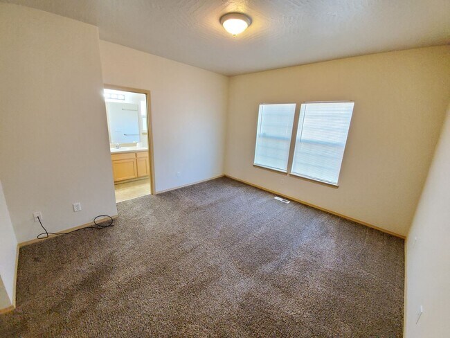 Building Photo - Small Dogs Welcome! 3 Bedroom, 2 Bathroom ...