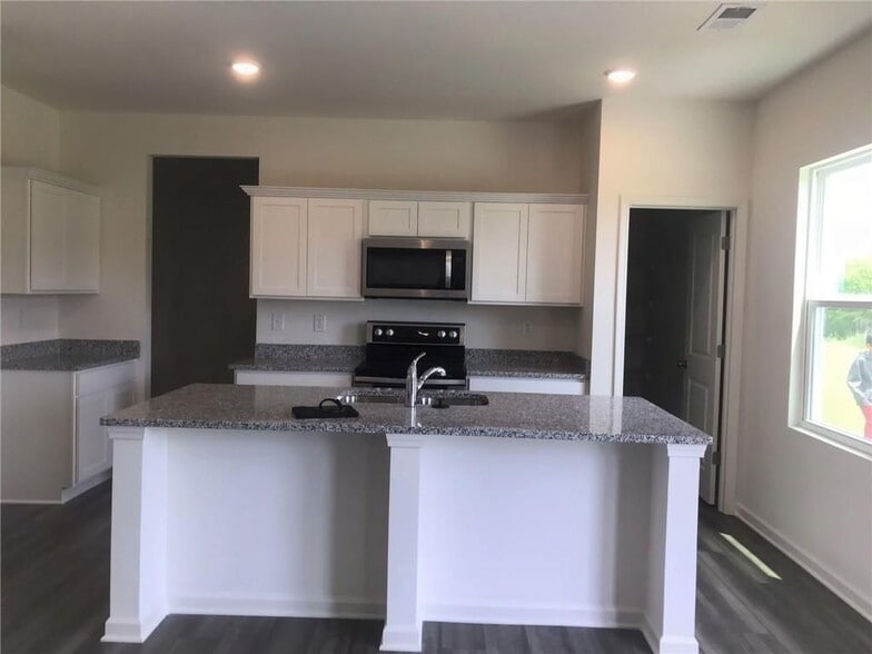 Building Photo - 166 Verona Dr NW